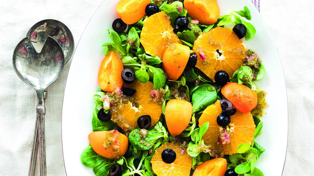 Orangen-Aprikosen-Salat mit Oliven und einem Dressing aus roten Zwiebeln
