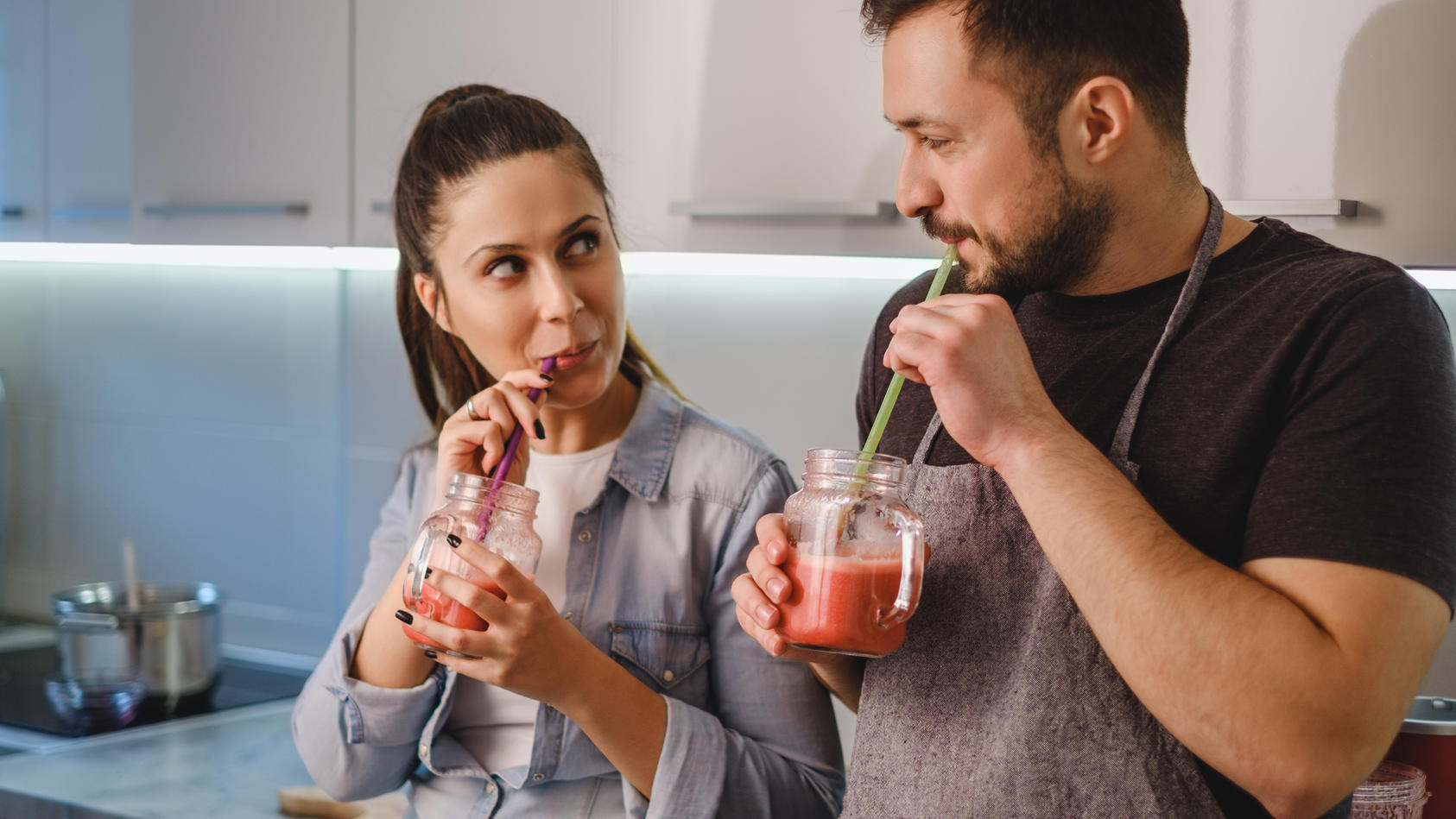 Ein Paar trinkt einen guten Shake zum Abnehmen.
