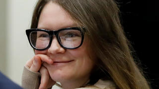 27.03.2019, USA, New York: Anna Sorokin, mutmaßliche Hochstaplerin aus Deutschland, sitzt im Gericht zu Prozessbeginn. Sorokin, die unter dem Pseudonym Anna Delvey auftrat, soll New Yorker Hotel- und Geschäftspartner um Hunderttausende Dollar betrogen haben. Ihr wird mehrfacher schwerer Diebstahl vorgeworfen, im Fall einer Verurteilung droht ihr eine jahrelange Haftstrafe. Foto: Richard Drew/AP/dpa +++ dpa-Bildfunk +++