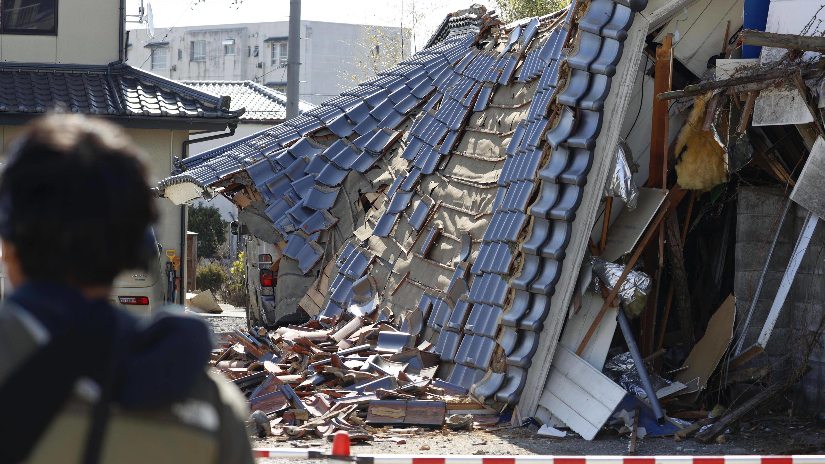 Japan, Schäden nach Erdbeben in der Region Fukushima  Powerful quake rocks northeastern Japan A collapsed house is seen in the Fukushima Prefecture town of Kunimi in northeastern Japan on March 17, 2022, after a powerful earthquake struck the region 