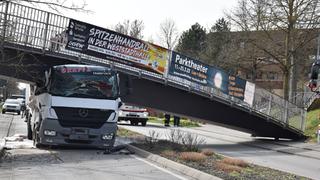 Lastwagen kollidiert mit Brücke