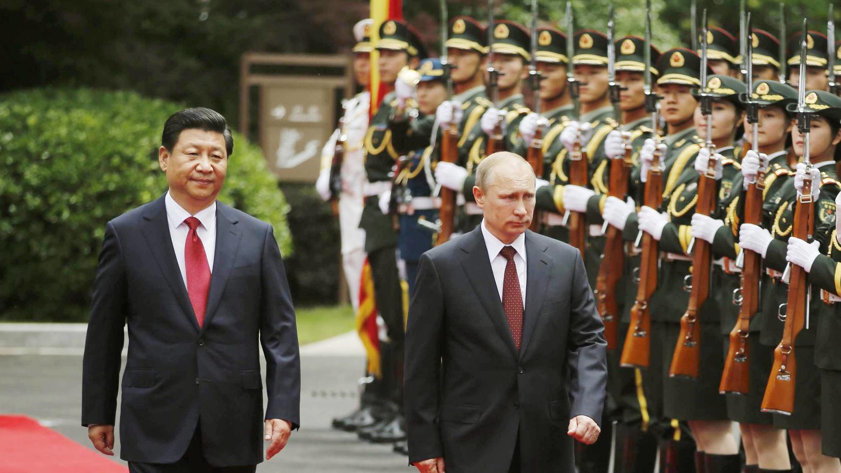 SHANGHAI, China - Chinese President Xi Jinping (L) and his Russian counterpart Vladimir Putin attend a ceremony welcoming Putin to China, in Shanghai on May 20, 2014. (Pool photo) PUBLICATIONxINxGERxSUIxAUTxHUNxONLY 0520026Shanghai China Chinese Pres
