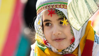 19.03.2022, Hessen, Frankfurt/Main: Ein kleines Mädchen schwenkt auf der zentralen kurdischen Newroz-Feier in Frankfurt eine Fahne. Mehr als zehntausend Kurden aus dem gesamten Bundesgebiet und dem angrenzenden Ausland sind zu der Feier auf einem Freigelände angereist. Foto: Boris Roessler/dpa +++ dpa-Bildfunk +++