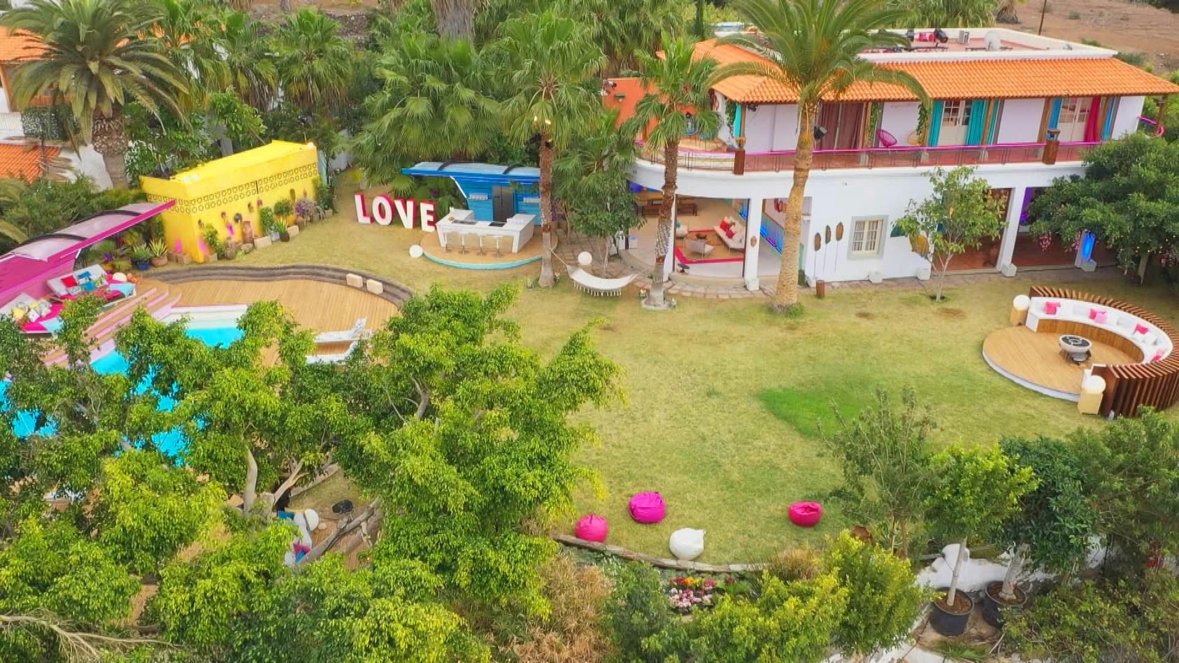 die-neue-love-island-villa-auf-teneriffa-besticht-vor-allen-dingen-durch-einen-paradiesischen-garten
