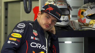  Formula 1 2022: Bahrain GP BAHRAIN INTERNATIONAL CIRCUIT, BAHRAIN - MARCH 20: Max Verstappen, Red Bull Racing, in the garage after retiring from the race during the Bahrain GP at Bahrain International Circuit on Sunday March 20, 2022 in Sakhir, Bahrain. Photo by Carl Bingham / LAT Images Images PUBLICATIONxINxGERxSUIxAUTxHUNxONLY GP2201_150929_X4I9887