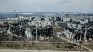 News Bilder des Tages DPR LPR Russia Ukraine Military Operation 8144458 18.03.2022 An aerial views shows residential buildings damaged by shelling on the corner of Zaporozhskoe highway and Shevchenko boulevard in the city of Mariupol, Donetsk People s Republic. The city has been a site of intense fighting in recent weeks. Alexey Kudenko / Sputnik Mariupol Donetsk People s Republic PUBLICATIONxINxGERxSUIxAUTxONLY Copyright: xAlexeyxKudenkox