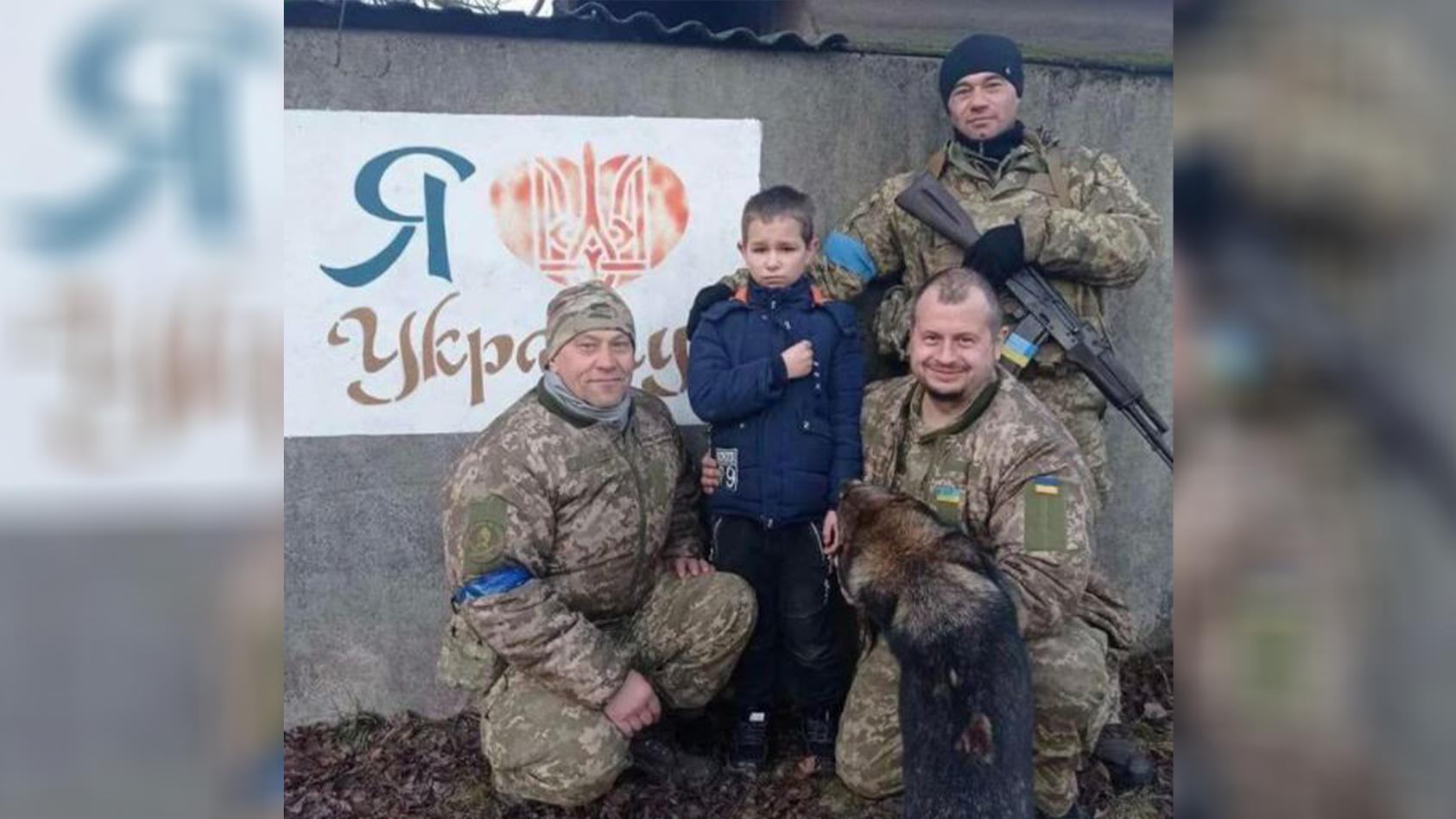 Der elfjährige Maksim bei den ukrainischen Soldaten.