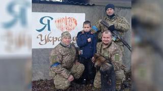 Der elfjährige Maksim bei den ukrainischen Soldaten Der elfjährige Maksim.