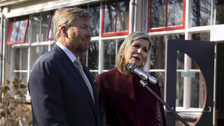  10-03-2022 Ede Queen Maxima and King Willem-Alexander visited Ukrainian refugees and the central agency for the reception of asylum seekers COA at the refugee shelter army camp Harskamp in Ede.  PUBLICATIONxINxGERxSUIxAUTxONLY Copyright: xPPEx