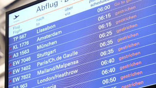 15.03.2022, Hamburg: Annullierte Flüge sind auf einer Anzeigetafel am Flughafen Hamburg zu sehen. Passagiere müssen heute mit Flugausfällen und Verzögerungen rechnen. Die Gewerkschaft Verdi hat Sicherheitskräfte in der Fluggastkontrolle in Hamburg zu einem ganztägigen Warnstreik aufgerufen. Foto: Bodo Marks/dpa +++ dpa-Bildfunk +++