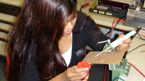 Irene 2005/2006 während ihres Elektrotechnikstudiums im Projektlabor der Technischen Universität Berlin.