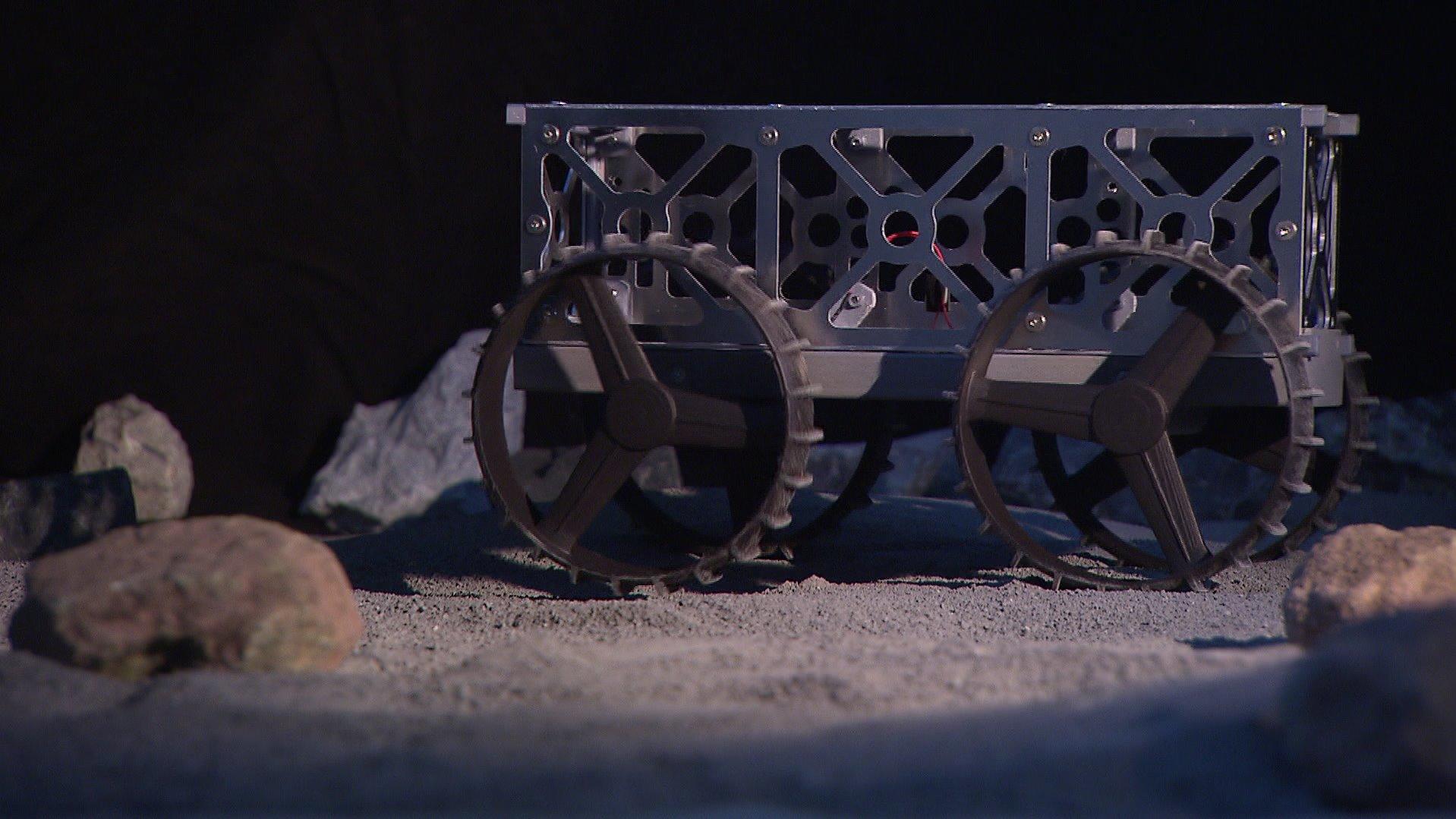 Das Modell des Mond-Rovers wird bereits auf einer künstlichen Mondlandschaft getestet.