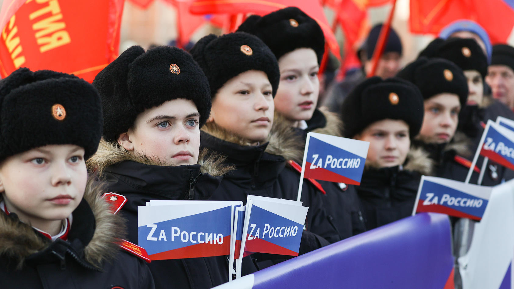 Russland: Feierlichkeiten in Kazan anlässlich des 8. Jahrestags der Annektierung der Krim mit "Für Russland"-Fähnchen.