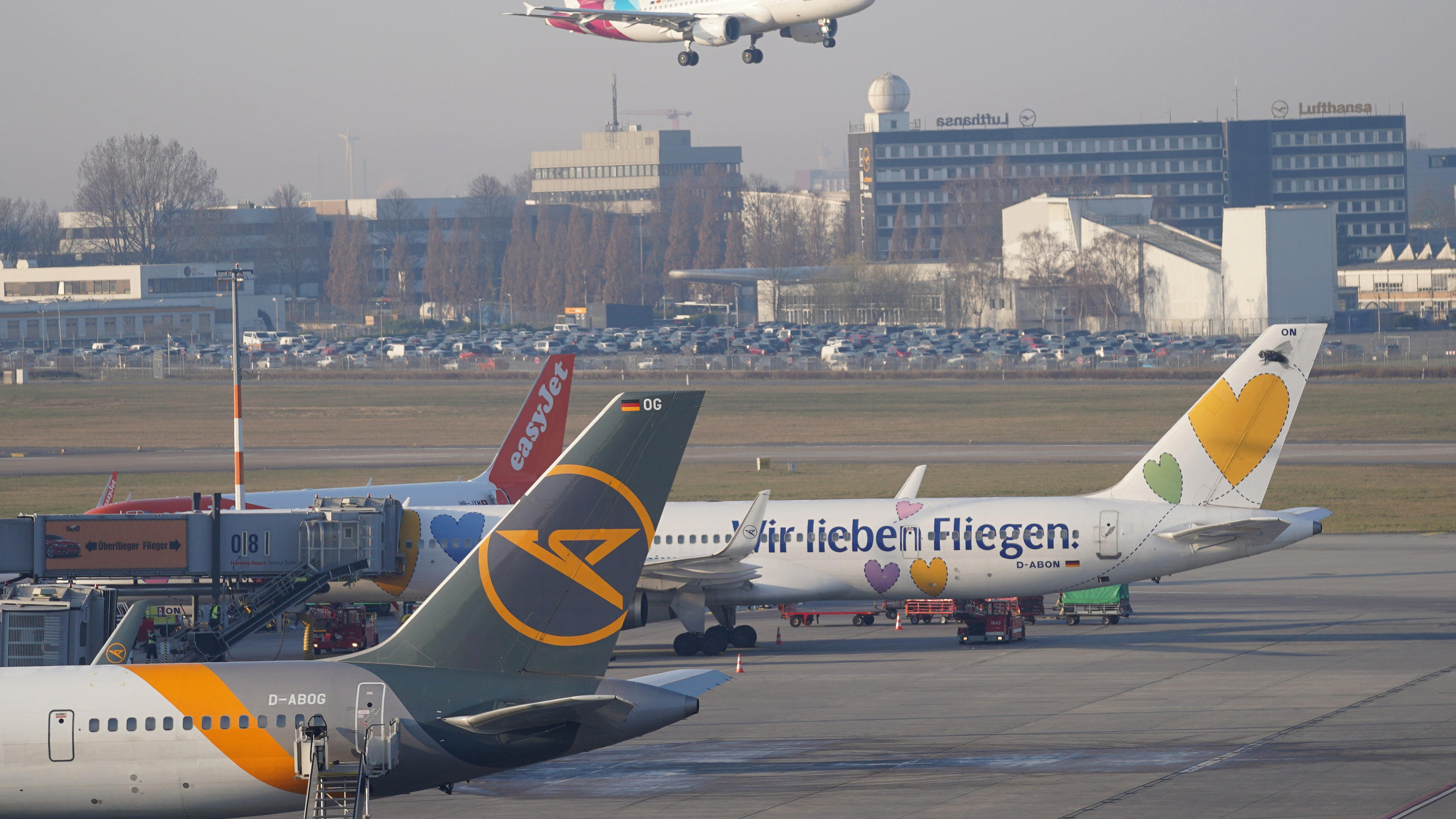 Der Hamburger Flughafen ist ab jetzt offizielle CO"-neutral. Foto: dpa