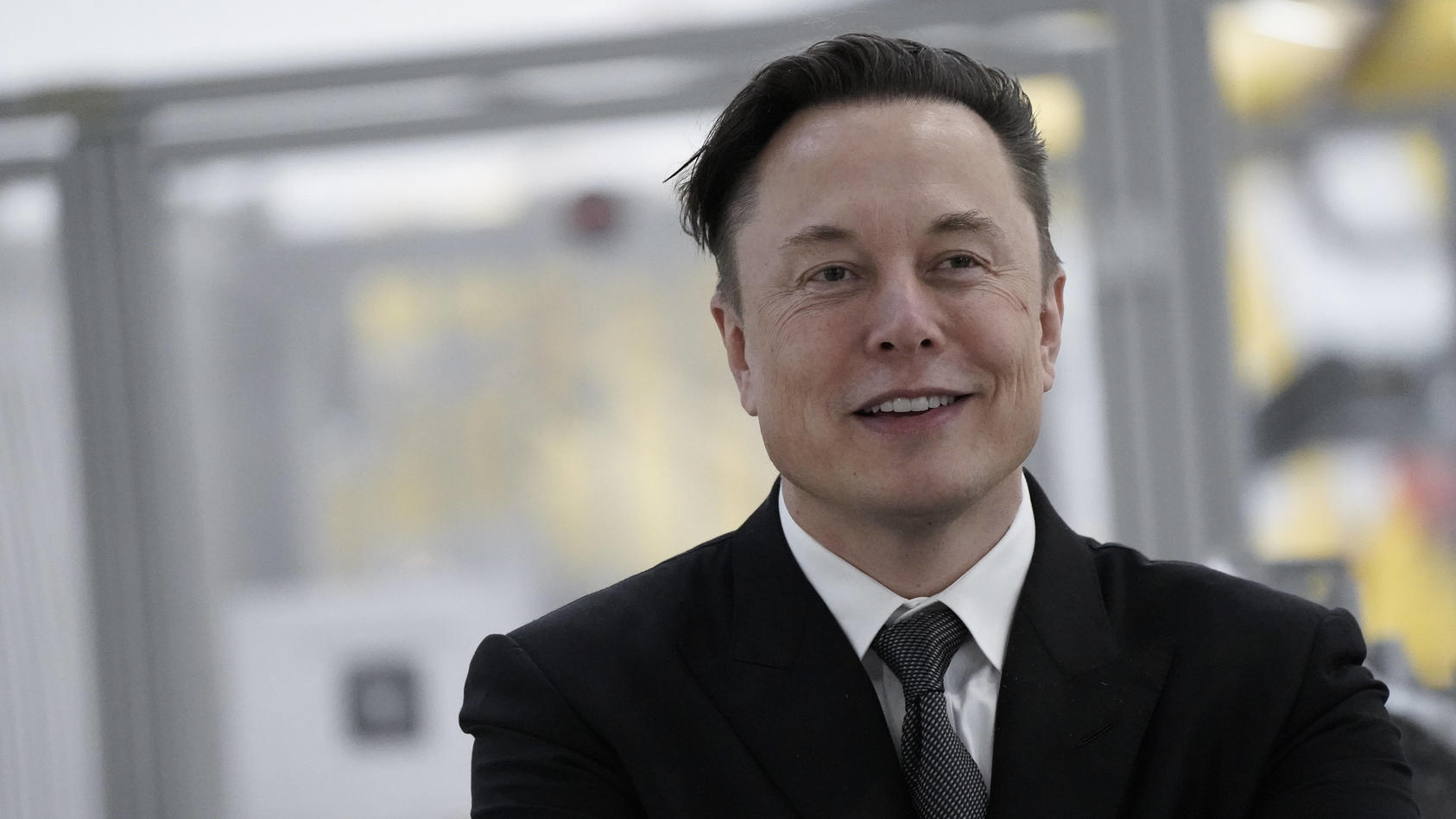 Elon Musk schickte alles Nötige für die Starlink-Verbindung in die Ukraine, um dort eine Internetverbindung zu ermöglichen. Auf diese Weise gibt es auch mehr Möglichkeiten für die Verteidigung.