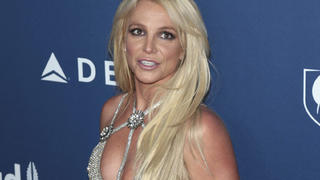 Britney Spears beklagt sich über zu kleine Brüste.