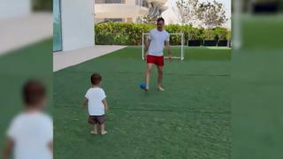 Mario Götze spielt mit Sohnemann schon Fußball.