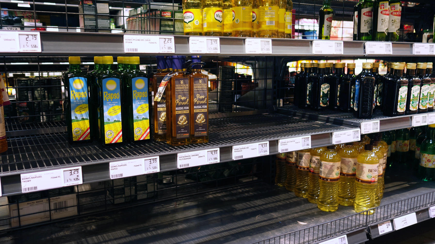  15.03.2022 Dortmund Vor leeren Regalen stehen die Verbraucher jetzt oft , wenn sie nach Sonneneblumenöl oder preiswertem Speiseöl suchen. Aufgrund des Ukrainekrieges sind die Lieferwege blockiert. Der Seeweg über das Schwarze Meer ist zur Zeit durch