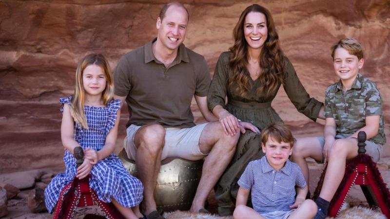 Die ganze royale happy Family in trauter Innigkeit auf ihrer Weihnachtskarte