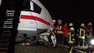Peine (Niedersachsen): Auto an Bahnübergang von ICE erfasst - und bis zur Unkenntlichkeit zerstört