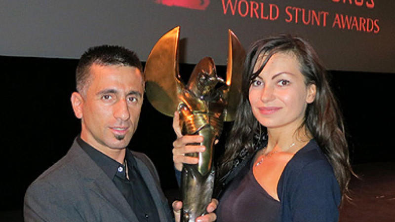 Alarm für Cobra 11: Stuntkoordinator Ramazan Bulut und Stuntfrau Anna Tkachenko mit der Trophäe