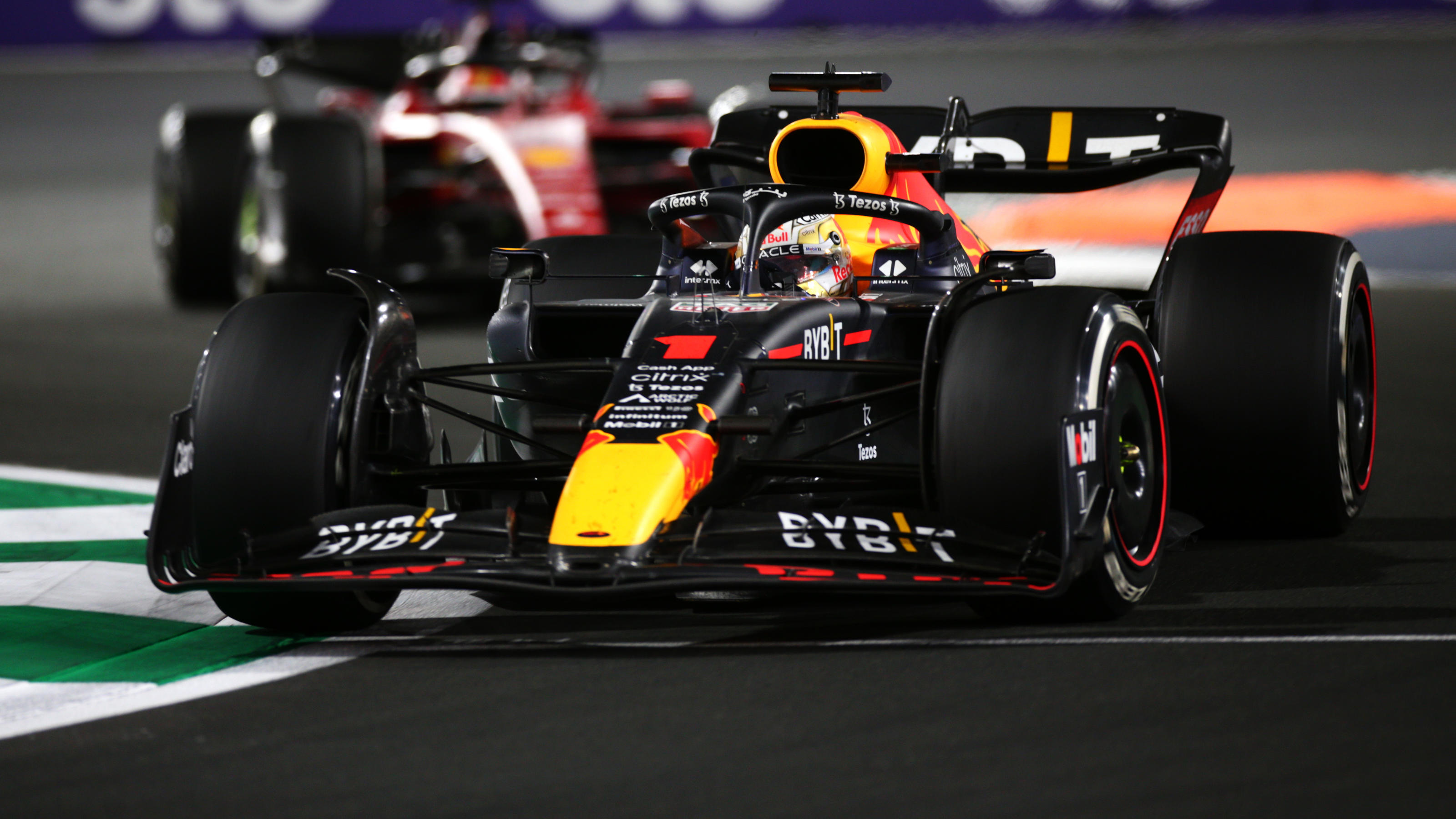 Formel 1 in Saudi-Arabien Max Verstappen schlägt knallhart zurück und siegt vor Charles Leclerc