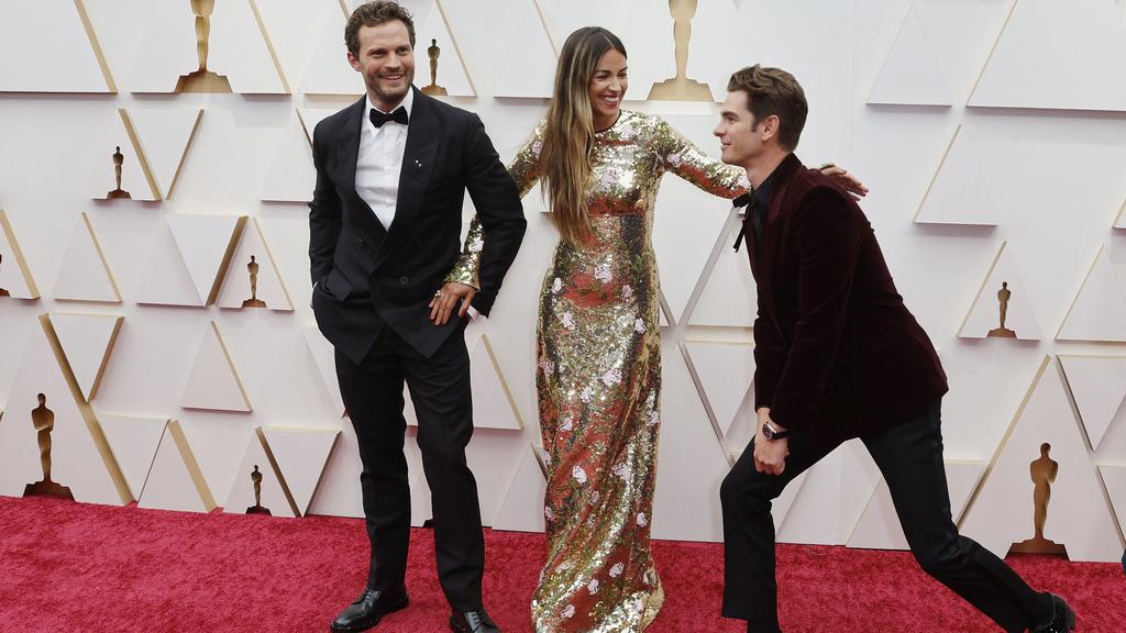 Haben Spaß auf dem roten Teppich: Jamie Dornan, Amelia Warner und Andrew Garfield
