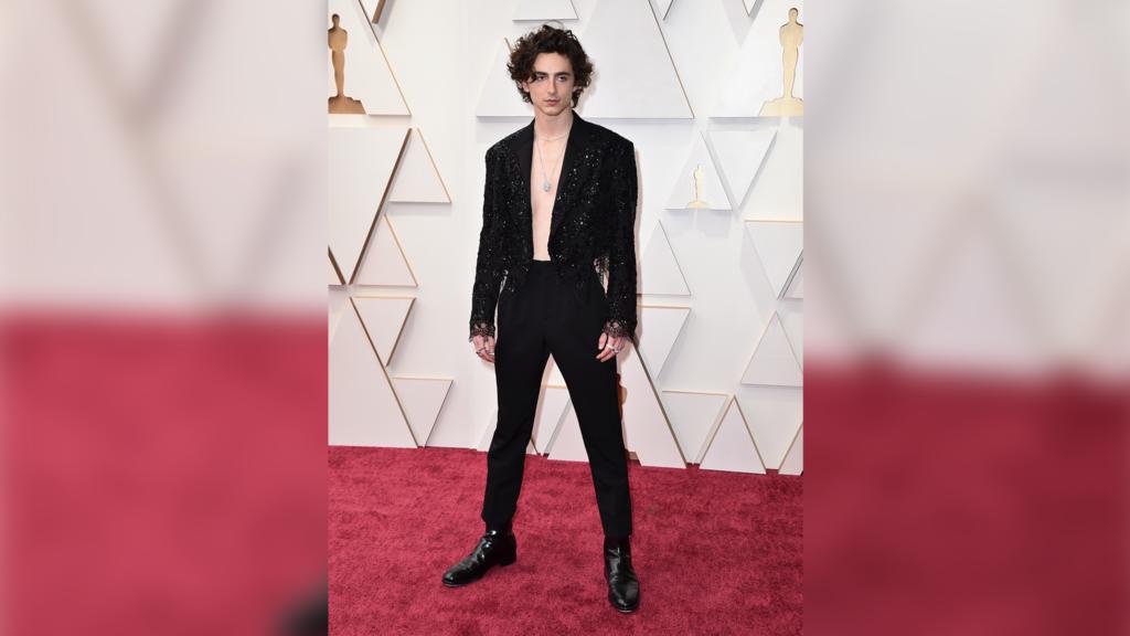 Timothée Chalamet (in Louis Vuitton) zeigt nackte Haut