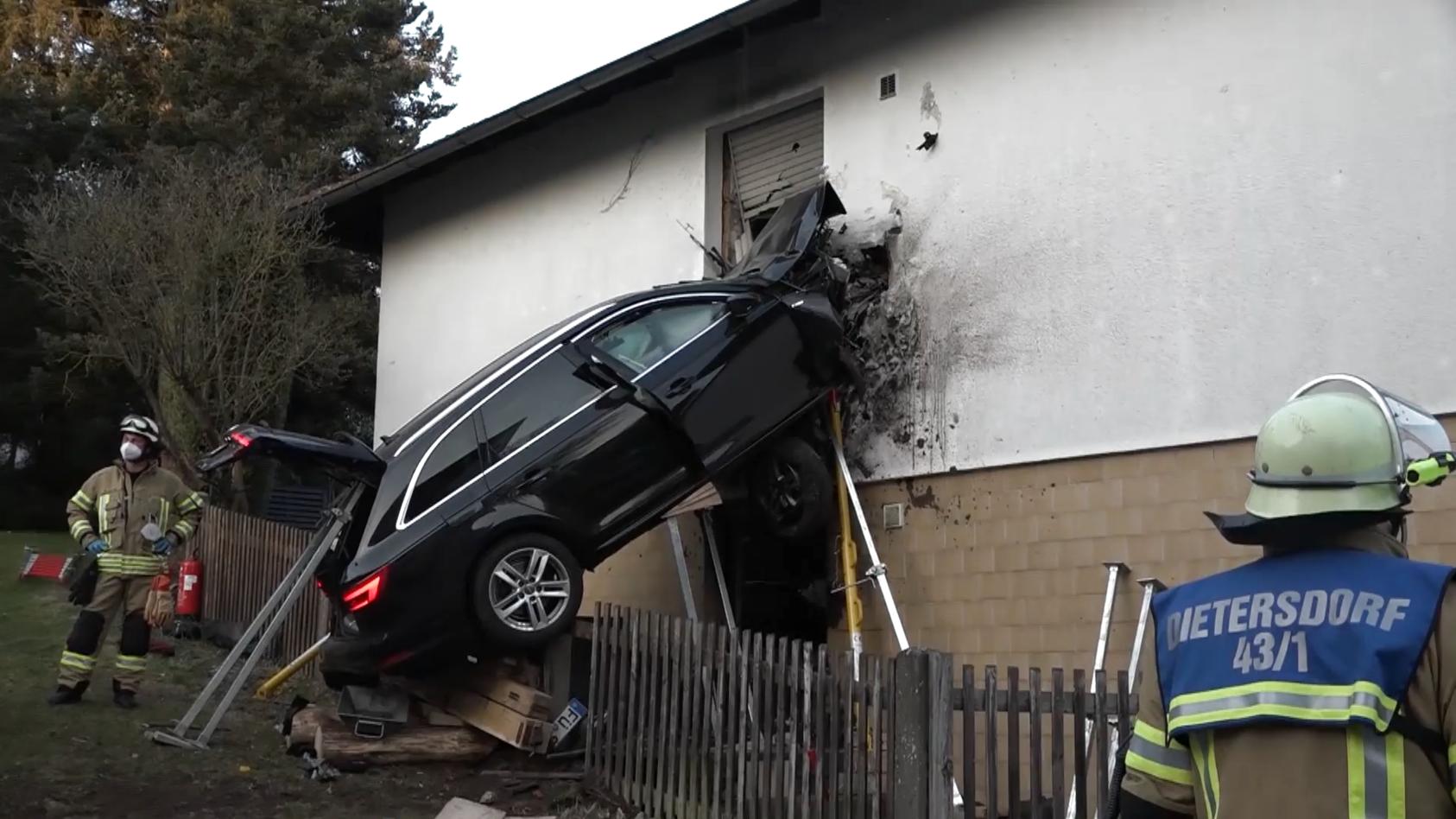 Tödlicher Autounfall in Bayern: Audi-Fahrer rast in Hauswand in