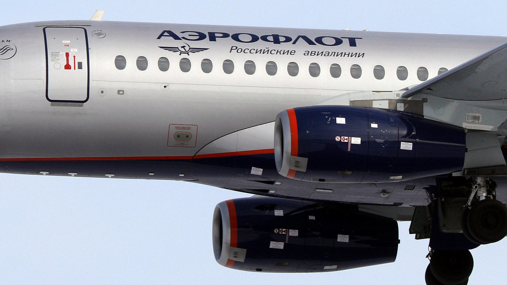 ARCHIV - 30.04.2019, Russland, Moskau: Der russiche Schriftzug und das Logo von «Aeroflot» auf einem Flugzeug der Airline Aeroflot. Mit der Androhung neuer und weltweit greifender Sanktionen will die US-Regierung Dutzende russische Flugzeuge «effekti