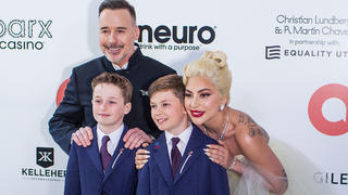 David Furnish, seine Söhne Elijah und Zachary, und ihre Patentante Lady Gaga