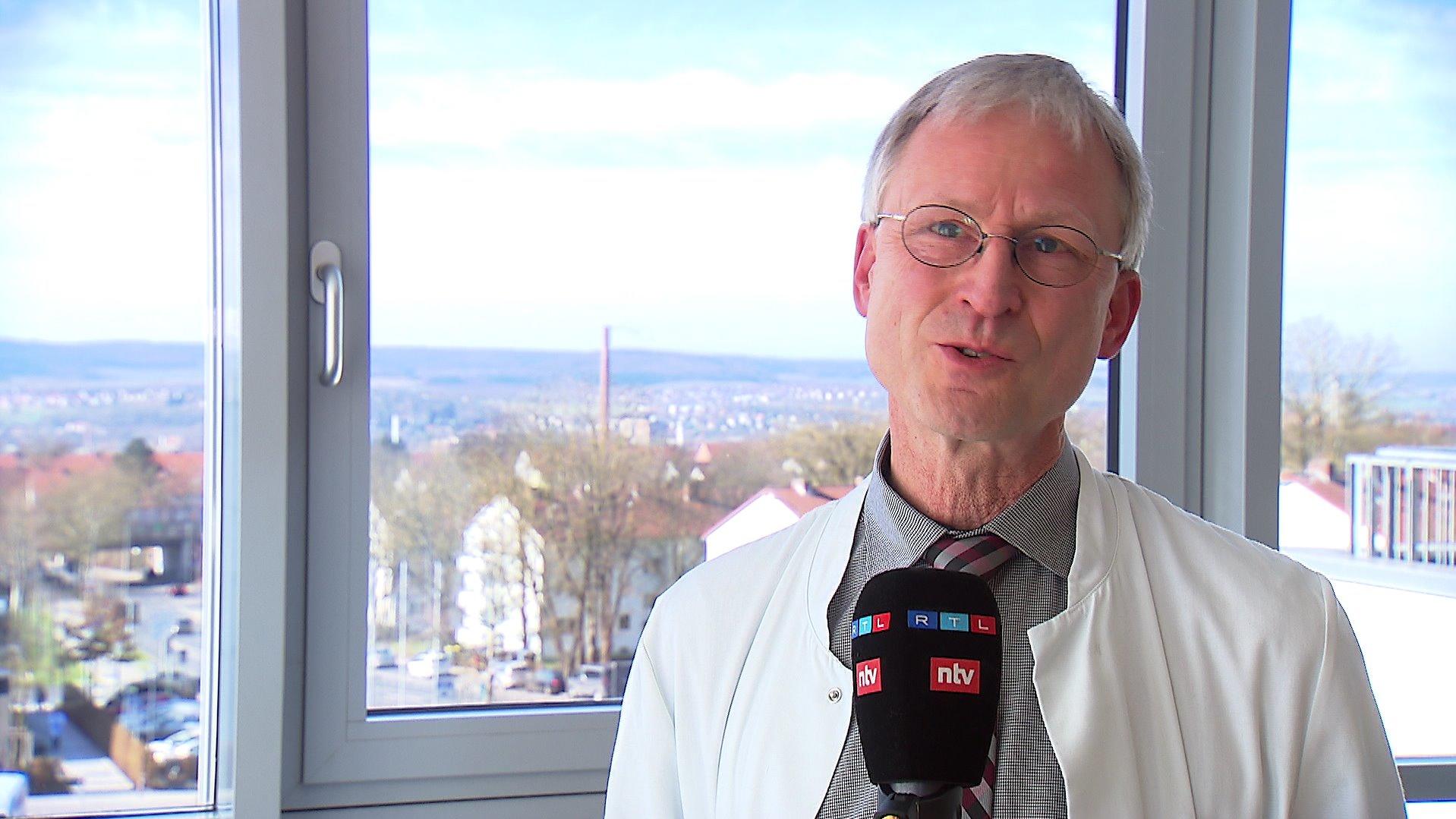 Prof. Peter Kern, Immunologe aus Fulda, spricht sich im RTL-Interview trotz Risiken klar für eine Impfung gegen Corona aus.