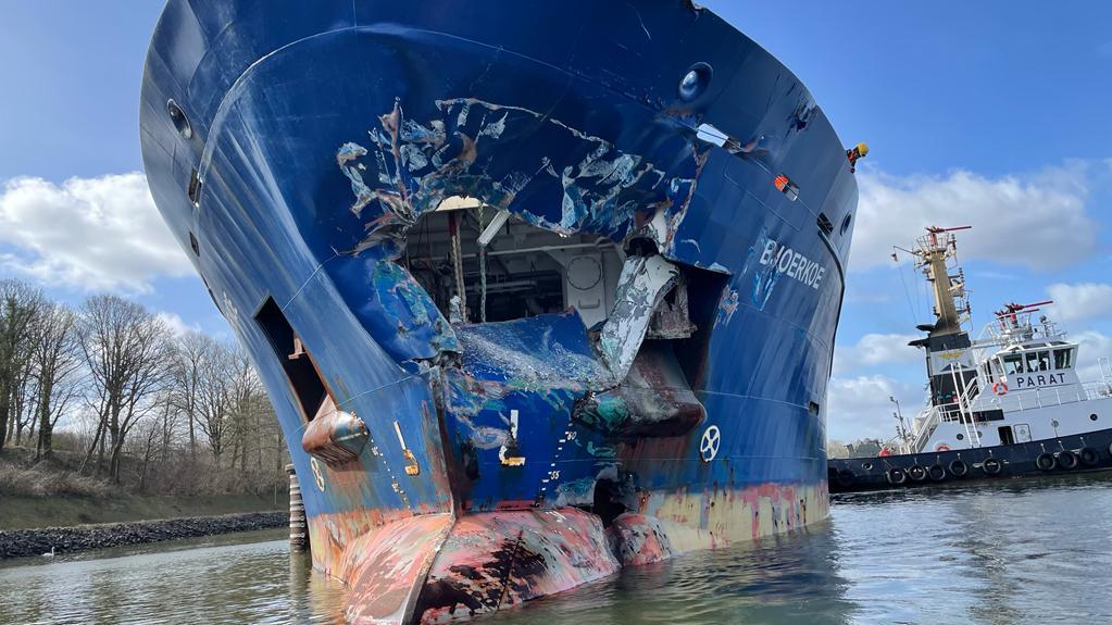 Das Schiff "Bjoerkoe" ist durch den Frontalaufprall schwer beschädigt.