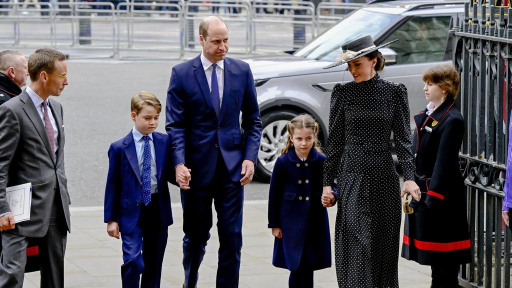 Prinz William und Herzogin Kate mit George und Charlotte auf dem Weg zum Gottesdienst.
