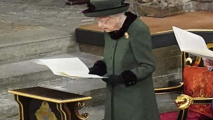 Die Queen hat beim Gedenkgottesdienst für Prinz Philip ein Pult vor sich stehen, um sich abzustützen.
