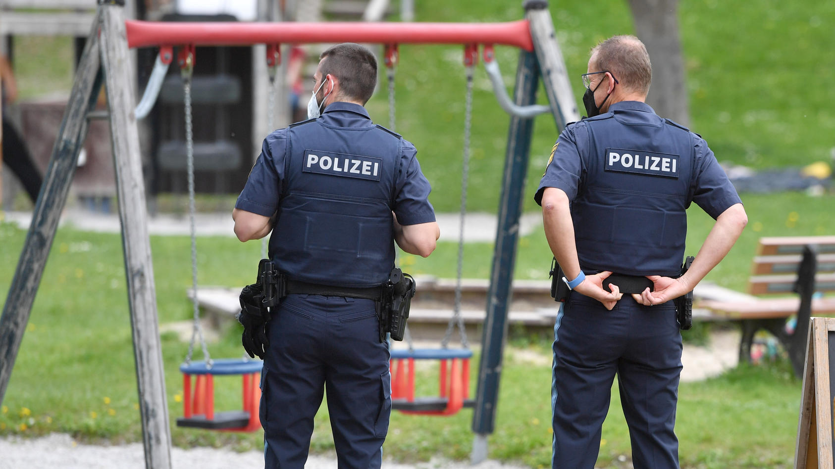 Themenbild KINDERSPIELPLATZ am 10.05.2021 in Kaufering,2 Polizisten in Uniform bewachen einen Spielplatz.