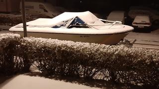 Finde den Fehler ... Daniela Knoke zeigt uns ein eingeschneites Boot. Das fährt dann wohl erst wieder, wenn der Schnee geschmolzen ist.