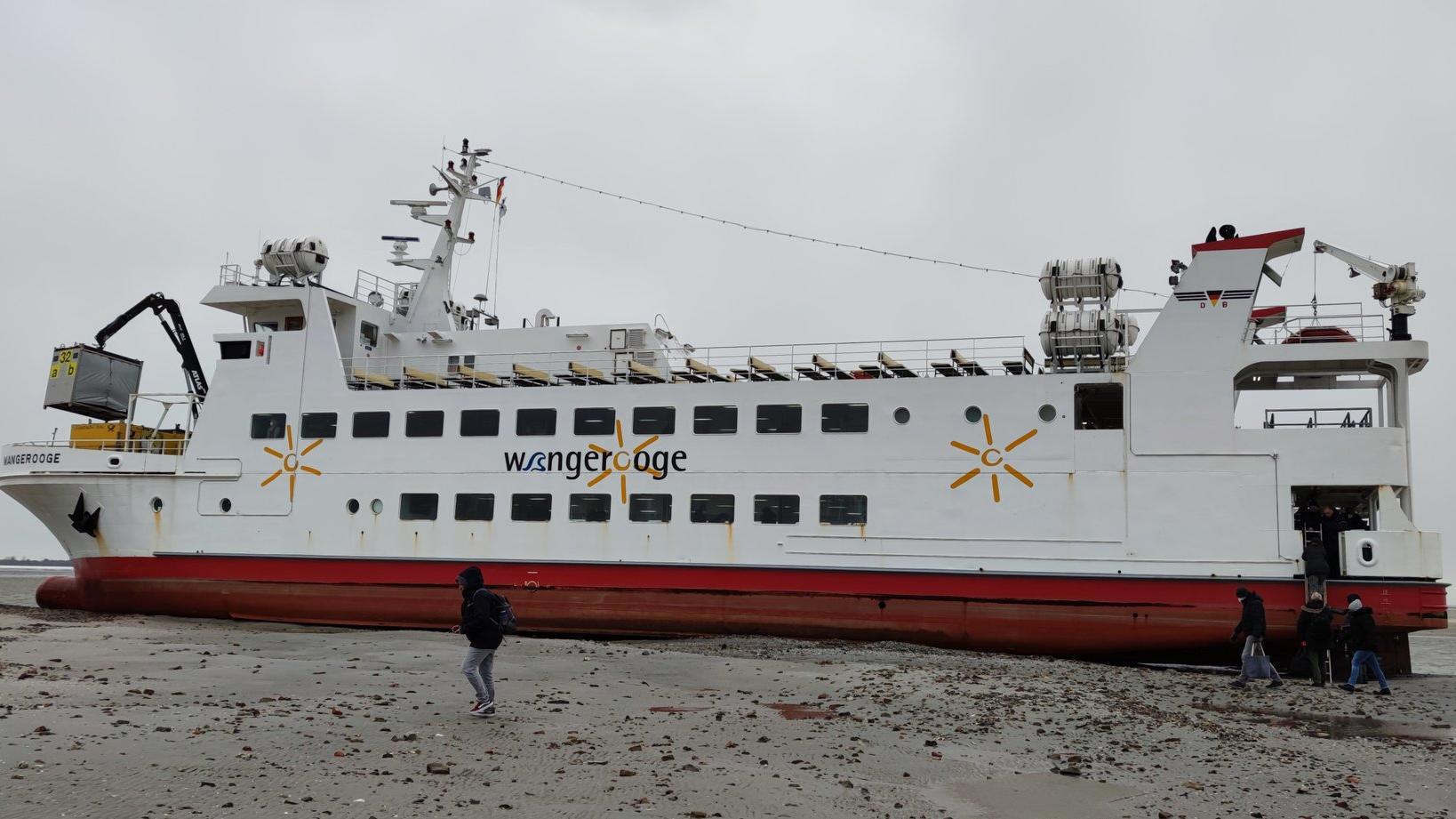 Eine Fähre mit 95 Passagieren an Bord ist kurz vor der Hafeneinfahrt von Wangerooge im Sand steckengeblieben.