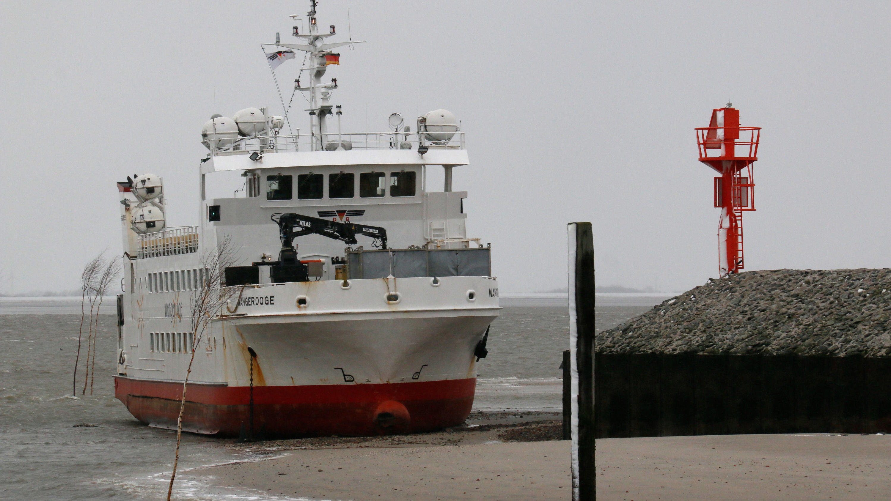 31.03.2022, Niedersachsen, Wangerooge: In der Hafeneinfahrt der Nordsee-Insel Wangerooge ist eine Fähre auf Grund gelaufen. Es gebe keine Verletzten unter den rund 100 Passagieren an Bord, sagte ein Sprecher der Deutschen Bahn, die die Fähre betreibt