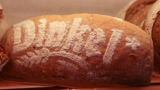 Dinkelbrot in der Warenauslage einer Bäckerei
