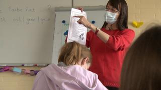 Iryna Mikulska unterrichtet die geflüchteten Kinder in Englisch und unterstützt als Dolmetscherin in den anderen Fächern.