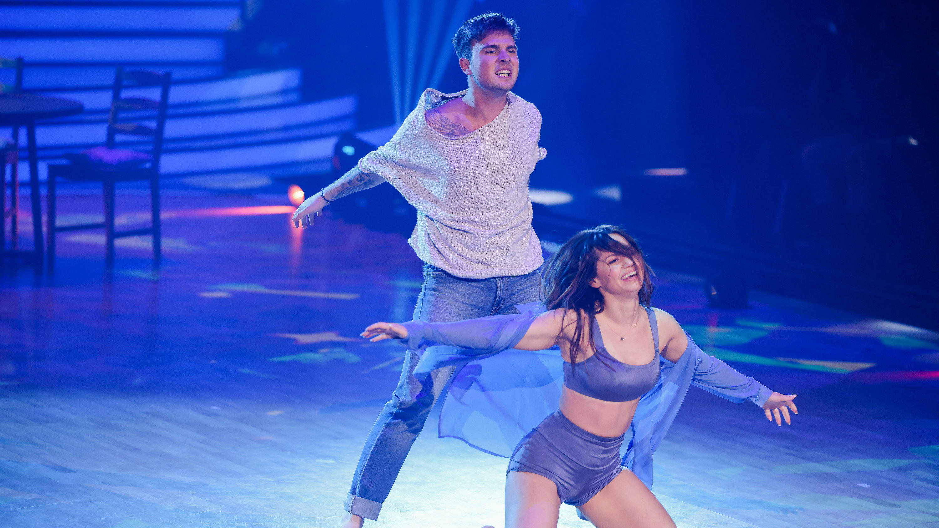 Mike Singer und Christina Luft zeigen in der sechsten Show von "Let's Dance" 2022 einen gefühlvollen Contemporary. 