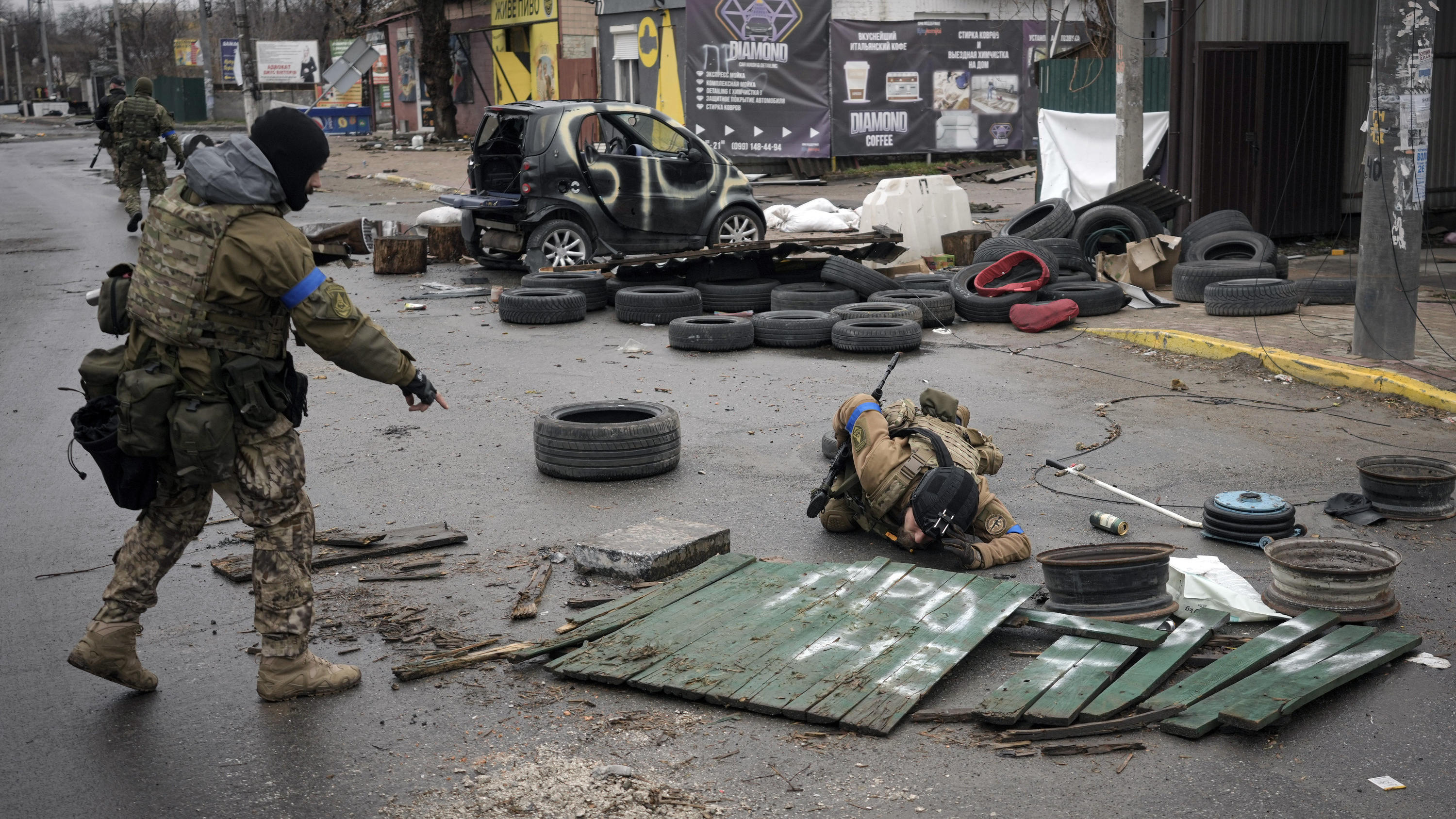 02.04.2022, Ukraine, Bucha: Ukrainische Soldaten überprüfen Straßen auf Sprengfallen in dem ehemals russisch besetzten Kiewer Vorort Butscha. Während sich die russischen Streitkräfte aus der ukrainischen Hauptstadtregion zurückziehen, schaffen die si