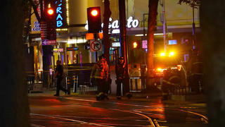 03.04.2022, USA, Sacramento: Rettungskräfte gehen in der Innenstadt von Sacramento, nachdem dort mehrere Menschen erschossen wurden. Foto: Rich Pedroncelli/AP/dpa +++ dpa-Bildfunk +++