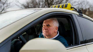 PRODUKTION - 01.04.2022, Berlin: Leszek Nadolski, Taxifahrer und Vorsitzender der Berliner Taxi-Innung, sitzt in seinem Fahrzeug im Taxi-Zentrum. Foto: Carsten Koall/dpa +++ dpa-Bildfunk +++