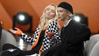  Lisa & Lena in der ARD-Unterhaltungsshow Verstehen Sie Spass live im Studio H in Berlin-Adlershof. Berlin, 02.04.2022 *** Lisa Lena in the ARD entertainment show Verstehen Sie Spass live in Studio H in Berlin Adlershof Berlin, 02 04 2022 Foto:xF.xKernx/xFuturexImage