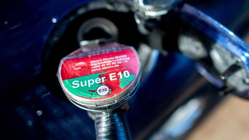 Super E10 ist günstiger als herkömmliches Benzin, trotzdem haben Autofahrer Bedenken. 