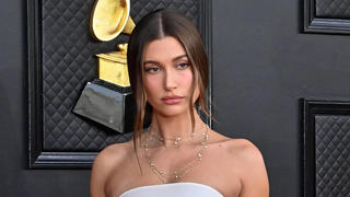  Hailey Bieber arrives for the 64th annual Grammy Awards at the MGM Grand Garden Arena in Las Vegas, Nevada on Sunday, April 3, 2022. PUBLICATIONxINxGERxSUIxAUTxHUNxONLY LAV202204031025 JIMxRUYMEN