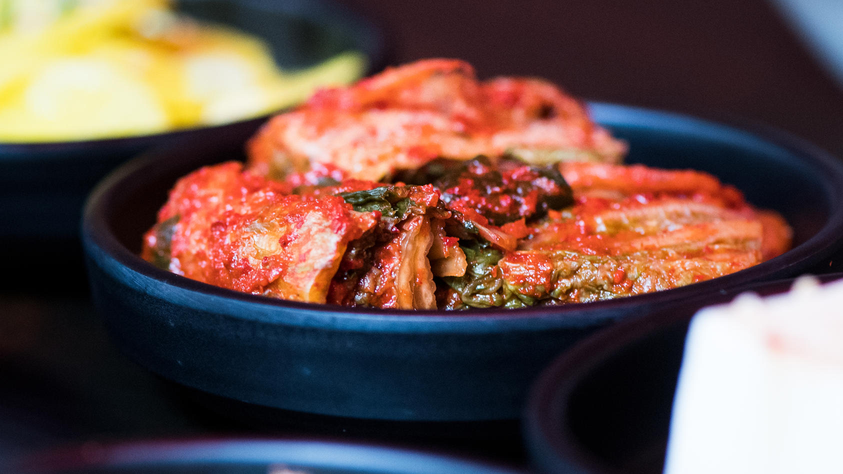 Koreanisches Barbecue mit Kimchi (Chinakohl) im Fokus
