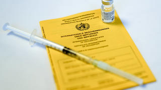  Impfstart in Koeln erste Bewohner von Pflegeheimen werden geimpft Symbolbild, Symbolfoto Impfpass mit einer Ampulle von Biontech Pfizer Impfstoff und Spritze wahrend der ersten Impfung in Pflegeheimen Koeln Nordrhein-Westfalen Deutschland *** Vaccination start in Cologne first residents of nursing homes are vaccinated symbol picture, symbol photo vaccination passport with an ampoule of Biontech Pfizer vaccine and syringe during the first vaccination in nursing homes Cologne North Rhine Westphalia Germany